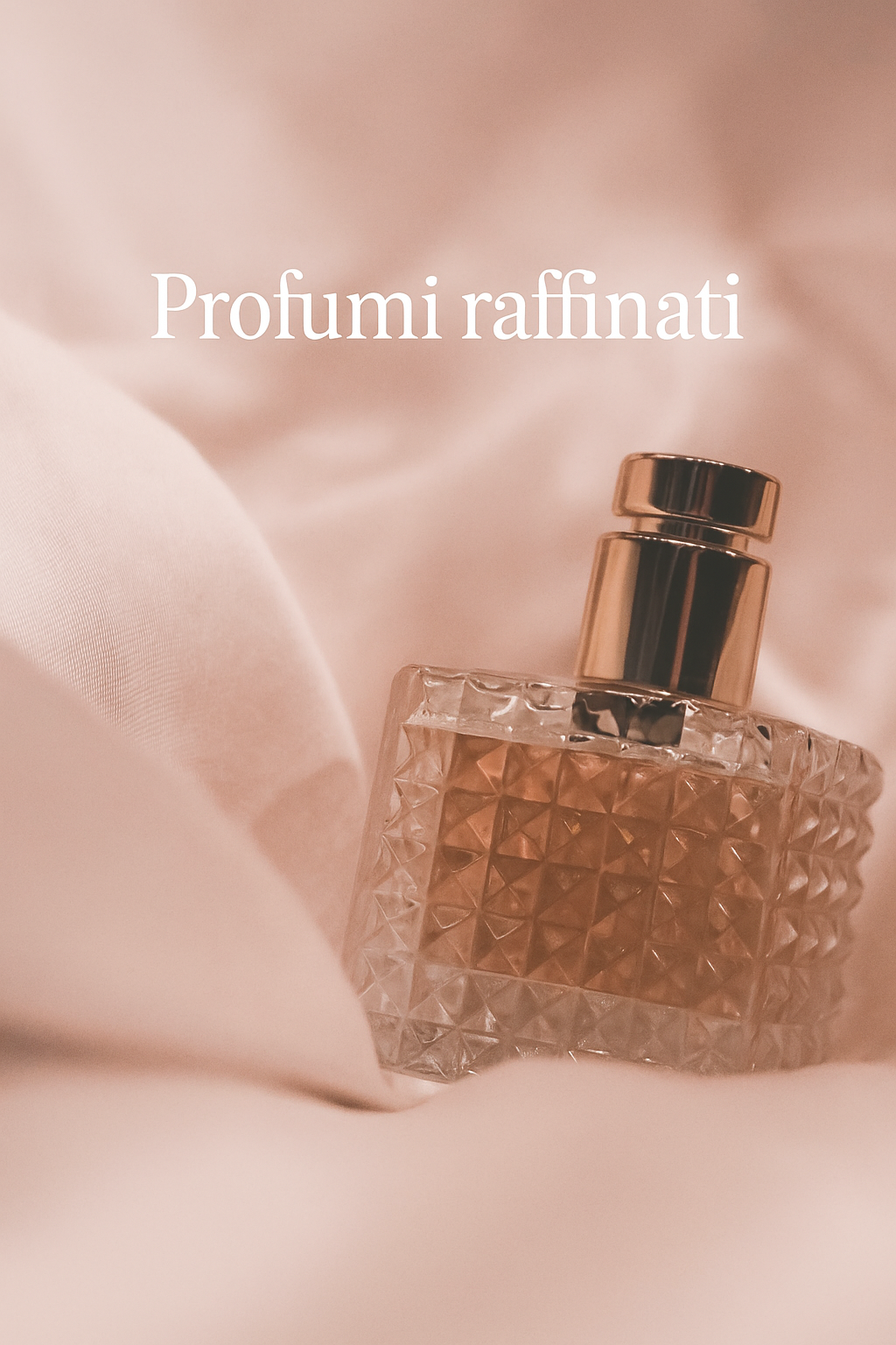 Flacone di profumo elegante su sfondo di seta rosa — collezione Profumi BeautyRevive.it