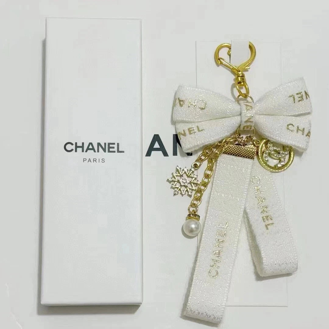 VIP Chanel Beauty con ciondolo, fiocco bianco, portachiavi con perla, nuovo