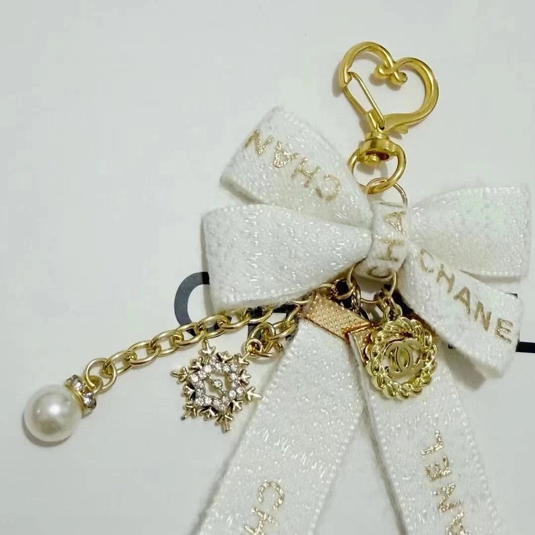 VIP Chanel Beauty con ciondolo, fiocco bianco, portachiavi con perla, nuovo