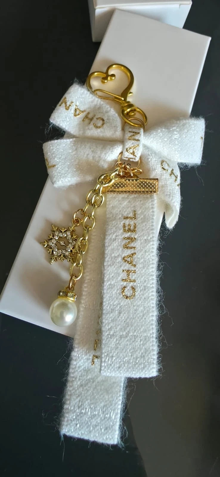 VIP Chanel Beauty con ciondolo, fiocco bianco, portachiavi con perla, nuovo